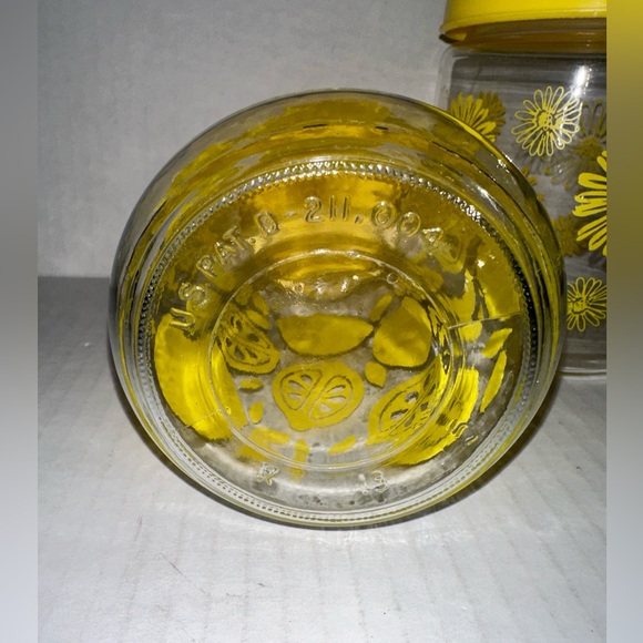 Vintage Lemon Glass Juice Carafe & Corning Ware Yellow Daisy Glass Canister - Picture 7 of 8